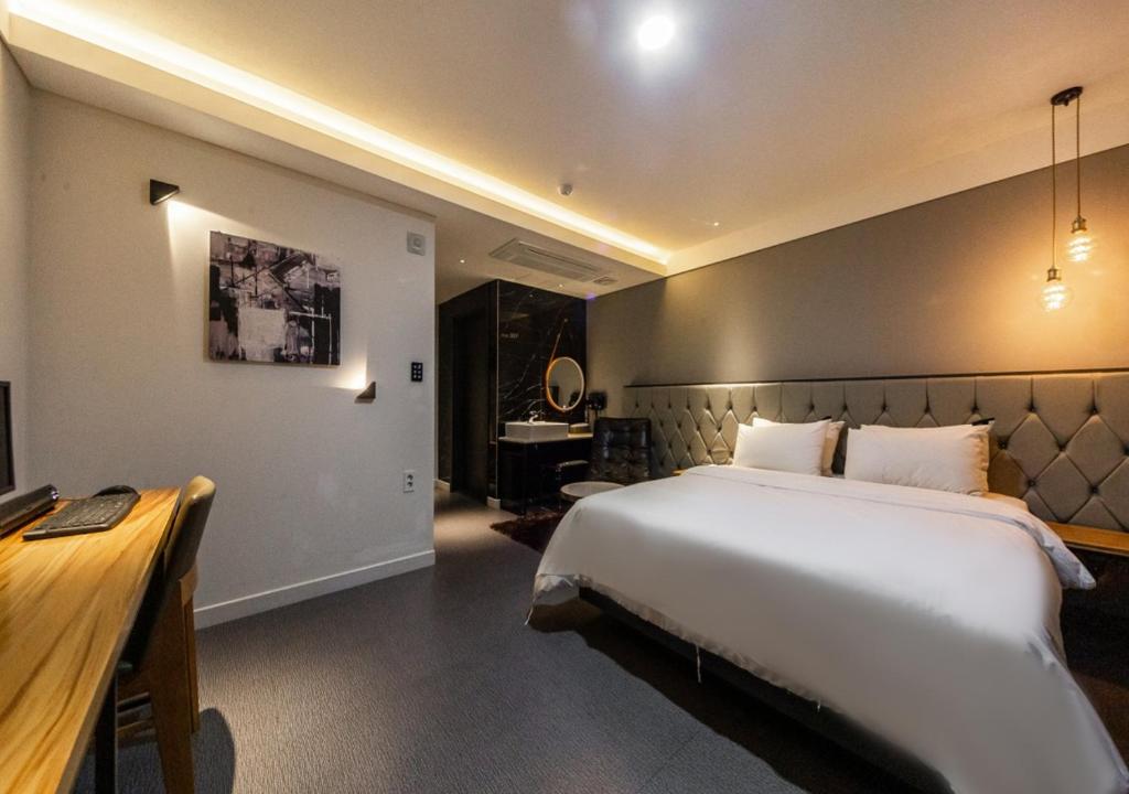 Postel nebo postele na pokoji v ubytování West In Hotel Yeosu