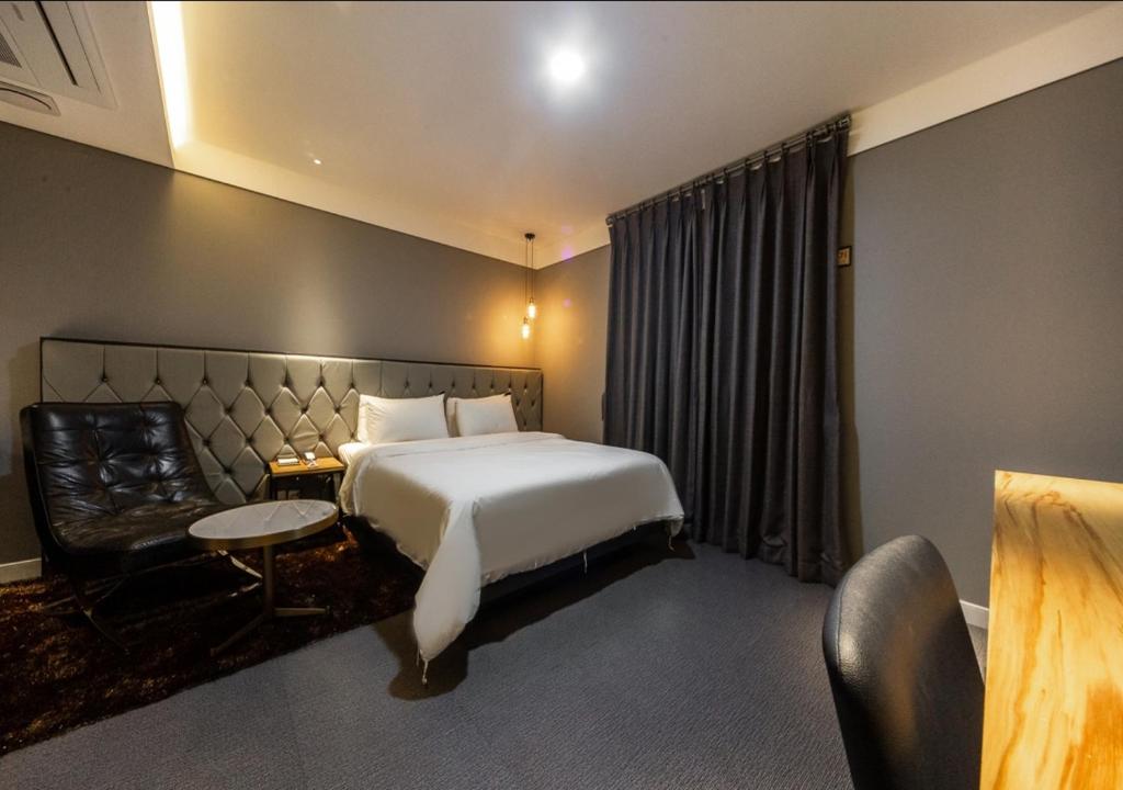 Postel nebo postele na pokoji v ubytování West In Hotel Yeosu
