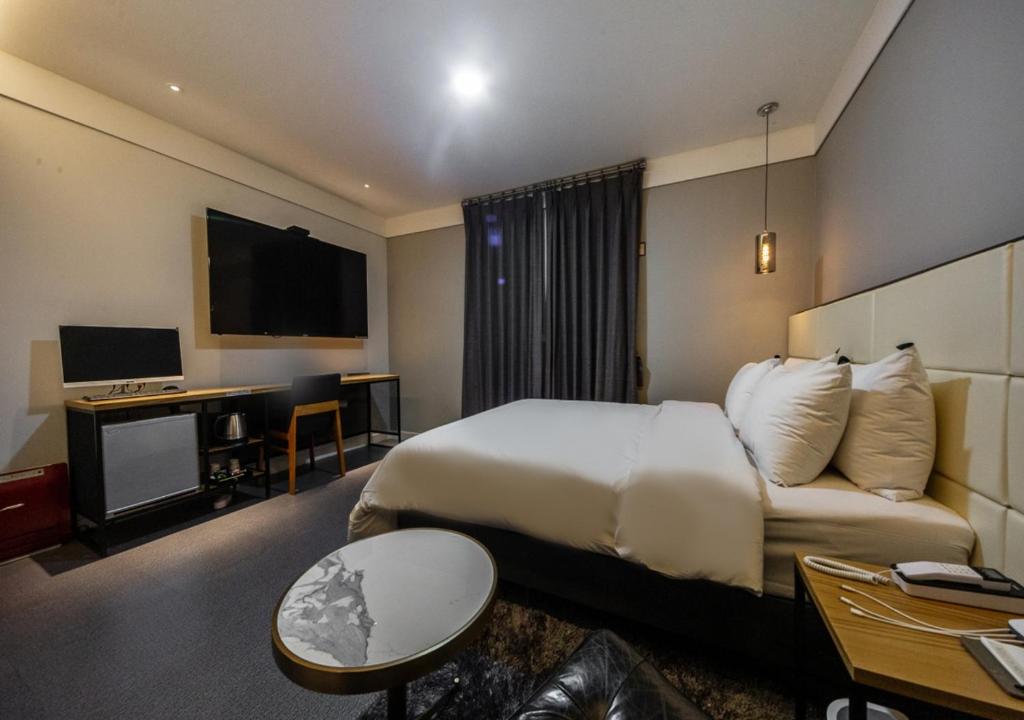 TV a/nebo společenská místnost v ubytování West In Hotel Yeosu