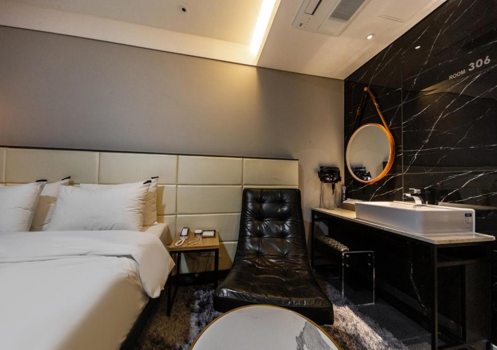 Postel nebo postele na pokoji v ubytování West In Hotel Yeosu