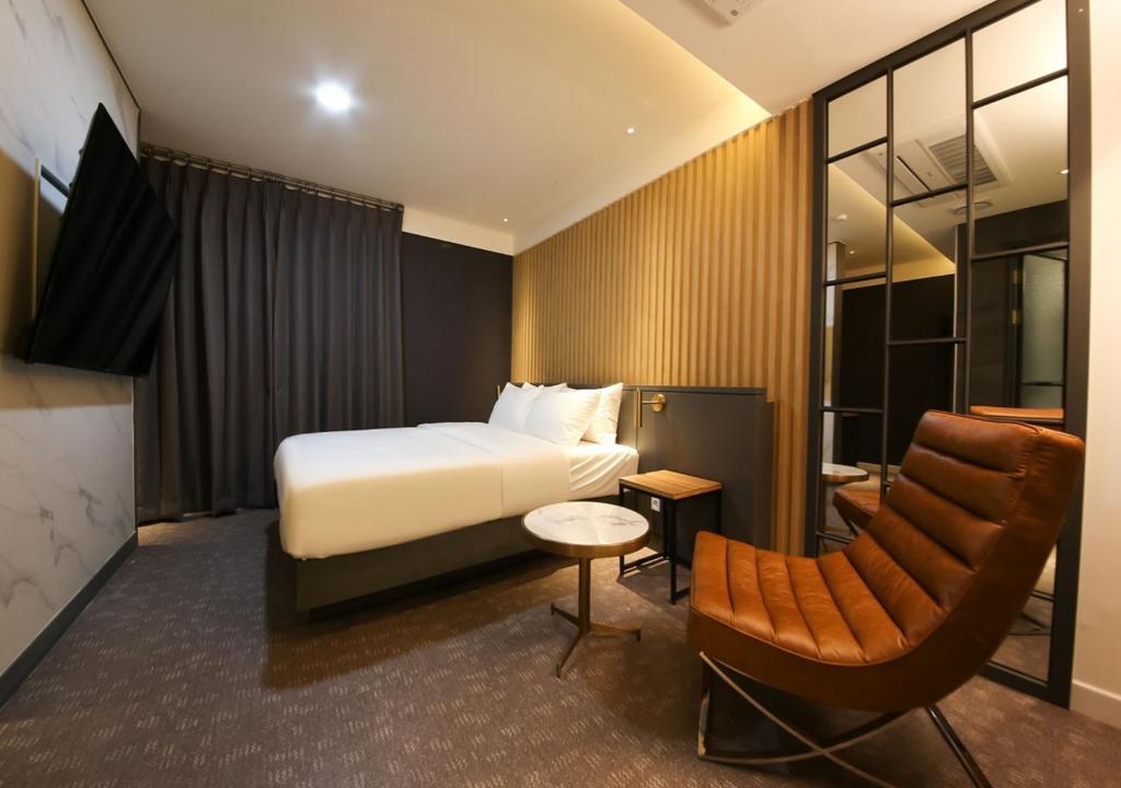 Postel nebo postele na pokoji v ubytování West In Hotel Yeosu