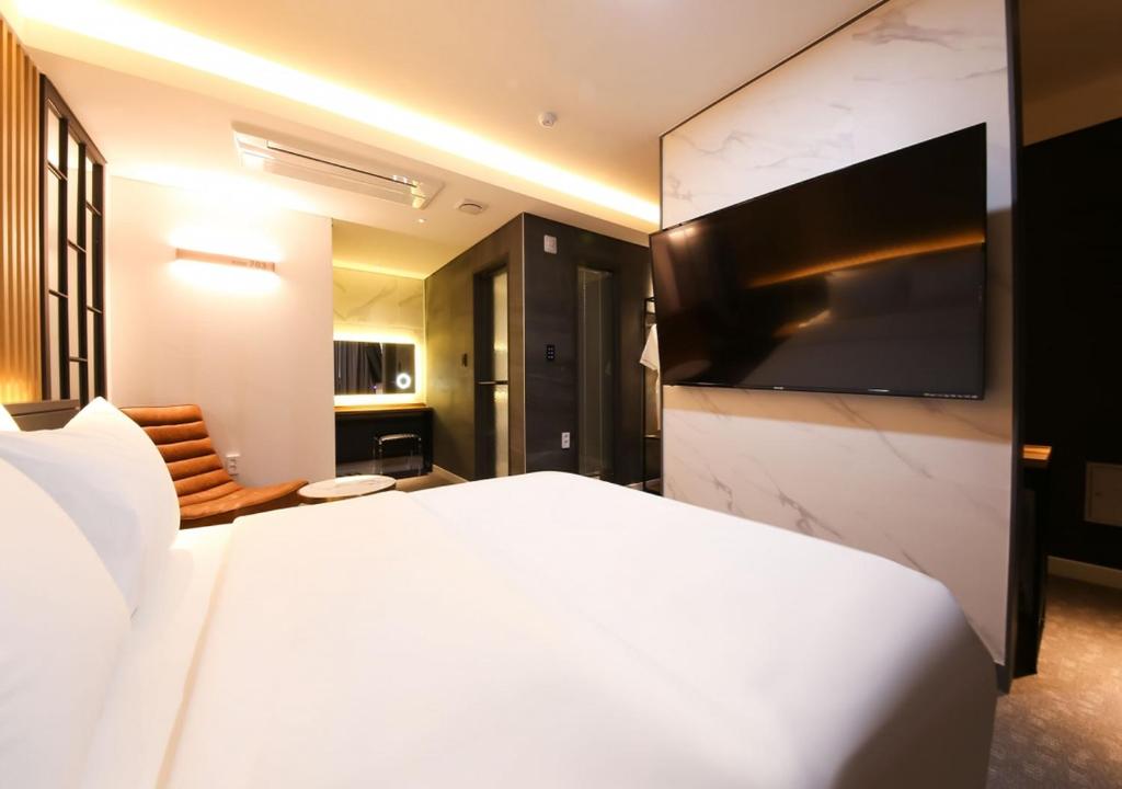 Postel nebo postele na pokoji v ubytování West In Hotel Yeosu