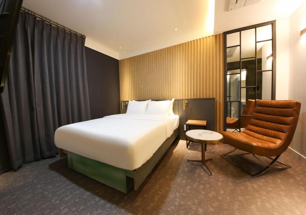 Postel nebo postele na pokoji v ubytování West In Hotel Yeosu