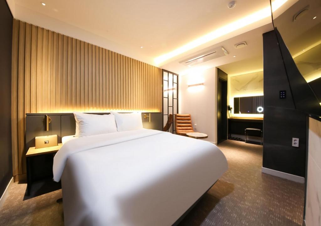 Postel nebo postele na pokoji v ubytování West In Hotel Yeosu