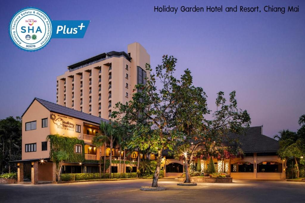 un gran hotel con un edificio en el fondo en Holiday Garden Hotel & Resort SHA EXTRA PLUS, en Chiang Mai