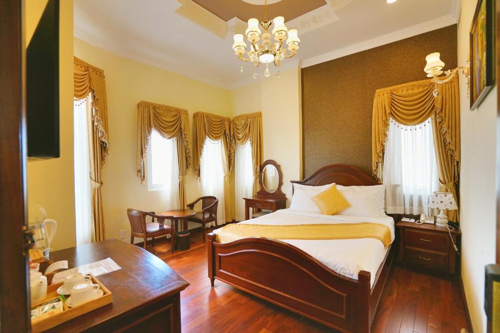 Giường trong phòng chung tại Dream Luxury Hotel