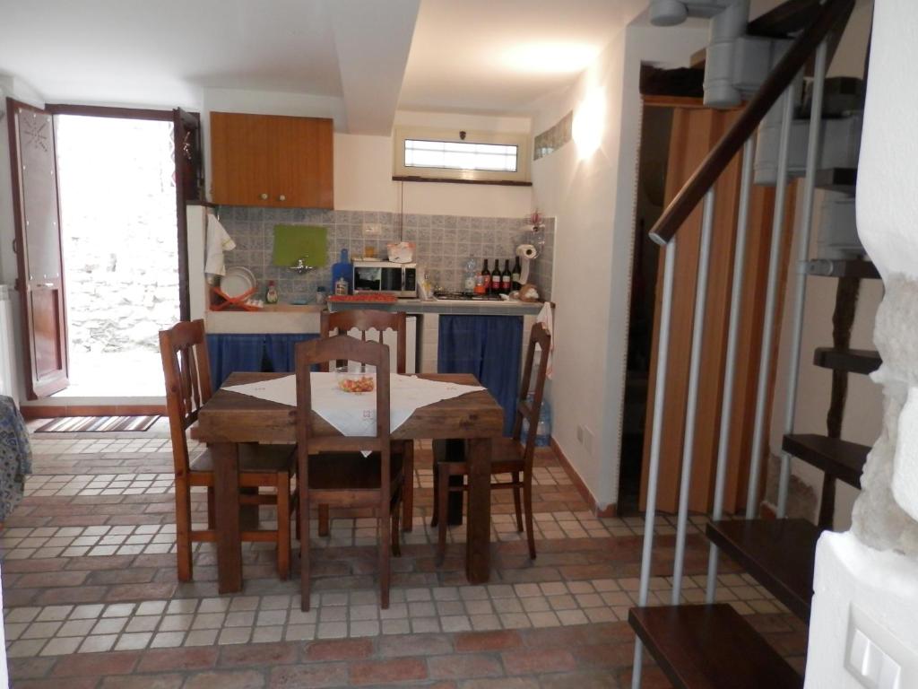 eine Küche mit einem Tisch und Stühlen im Zimmer in der Unterkunft Calì B&B in Alatri
