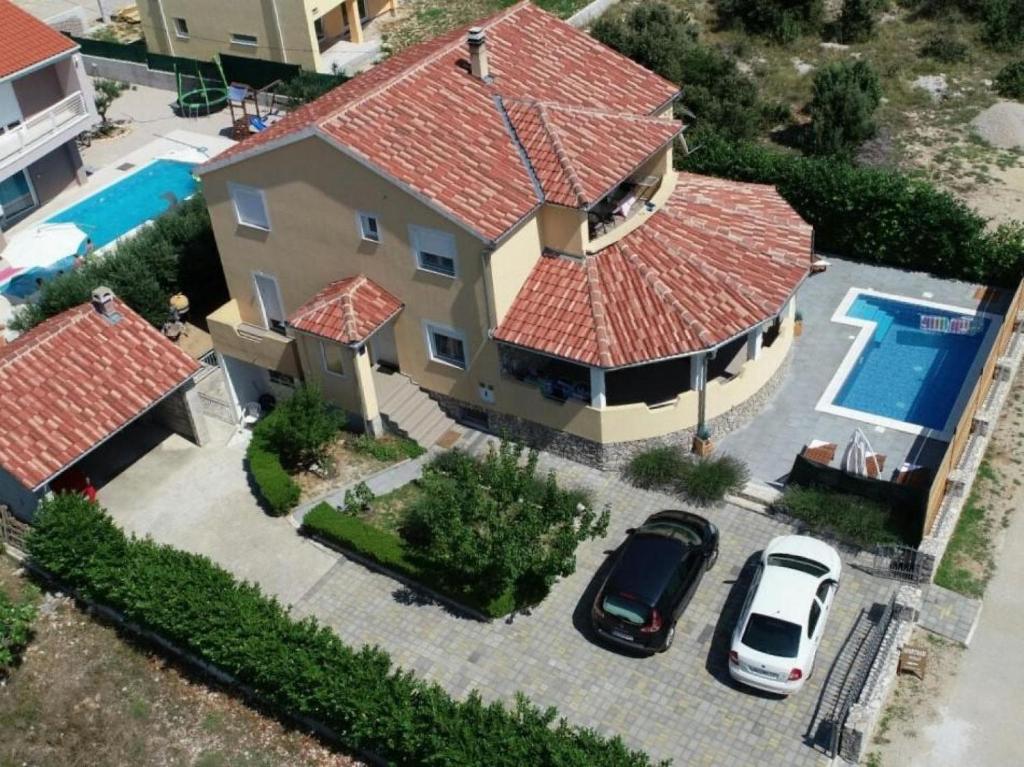 una vista aérea de una casa con piscina en holiday home Marica, Biograd, en Kakma