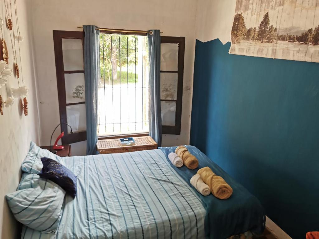 1 dormitorio con 1 cama con 2 toallas en Doña Isabel 1 en Gualeguay