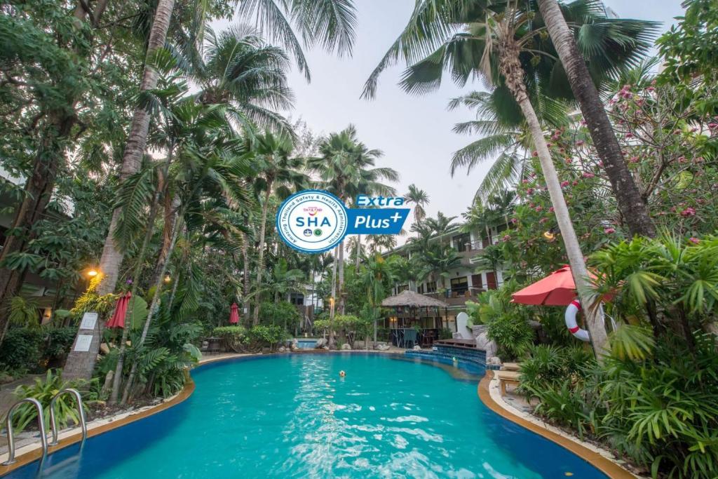 una piscina en el club puss resort en The Viridian Resort - SHA Plus, en Patong Beach