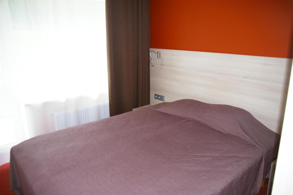 Postel nebo postele na pokoji v ubytování Tehvandi Hotell