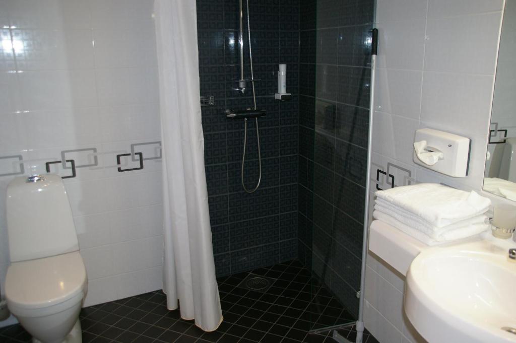Koupelna v ubytování Tehvandi Hotell