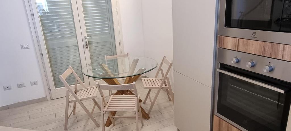 Kuchnia lub aneks kuchenny w obiekcie Zaffiro casa vacanze al mare