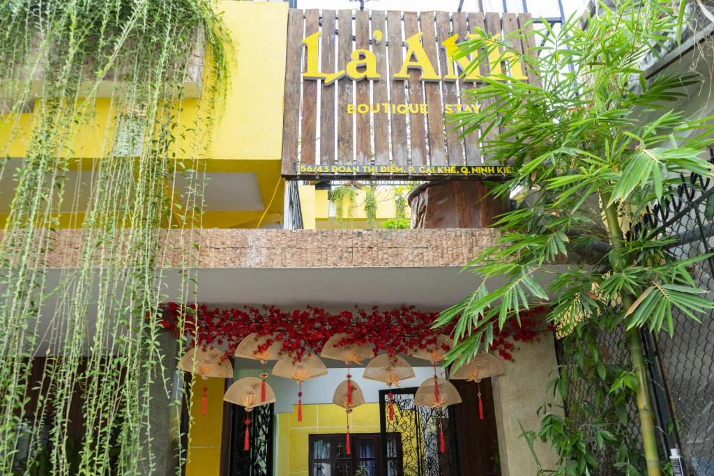 ein Gebäude mit einem Schild für ein Restaurant in der Unterkunft La'ANh Boutique Stay in Cần Thơ