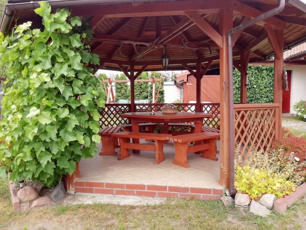 Vonkajšia záhrada v ubytovaní Cottage for four Person near Lake in Kolczewo