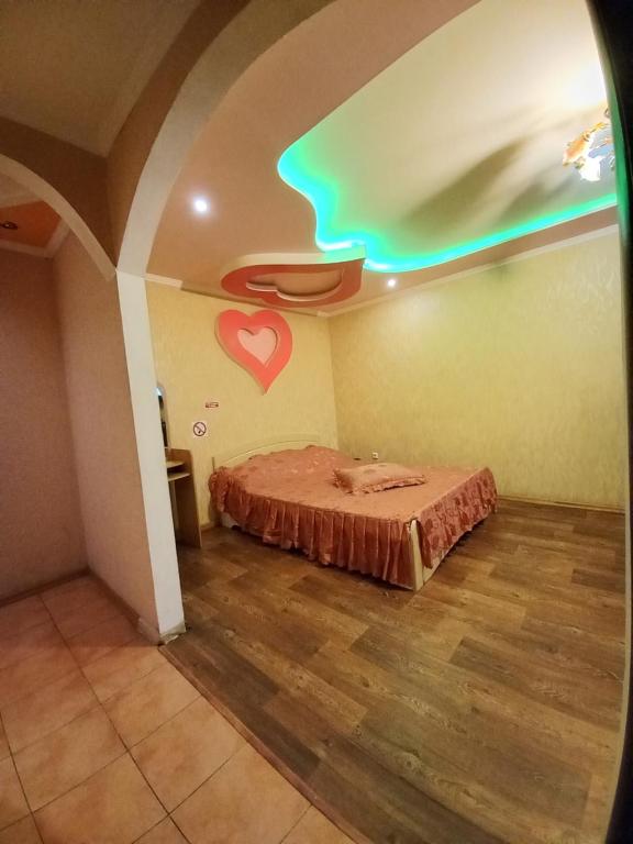 チェルカースィにある2 кімн. кв. "Романтік"の天井にハートを配したベッドが備わる客室です。