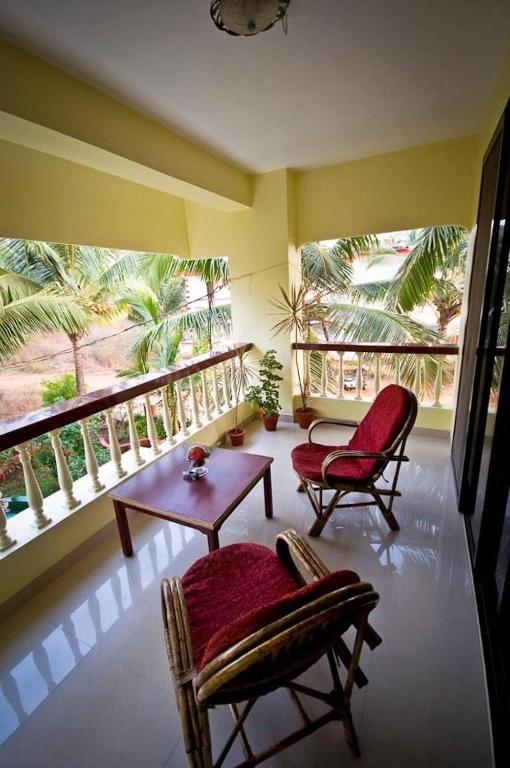 Балкон или терраса в SHANU'S SEASIDE INN - A Family-Run Guesthouse just 100 metres from Candolim Beach