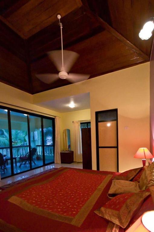 Кровать или кровати в номере SHANU'S SEASIDE INN - A Family-Run Guesthouse just 100 metres from Candolim Beach