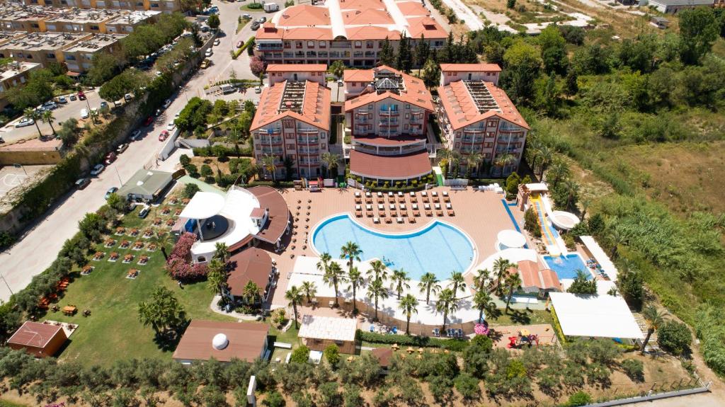 uma vista aérea de um resort com uma piscina em Fun&Sun Smart Hane sun em Side