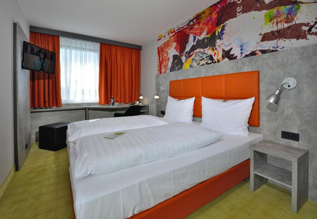 Postel nebo postele na pokoji v ubytování SleepySleepy Hotel Gießen