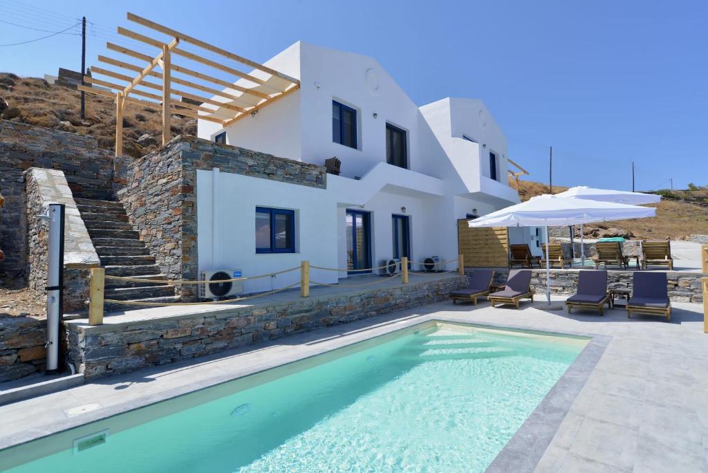 une villa avec une piscine et une maison dans l'établissement Live in Blue - Kea's Myriad Shades, à Korissia