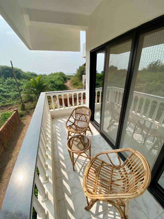 Балкон или терраса в SHANU'S SEASIDE INN - A Family-Run Guesthouse just 100 metres from Candolim Beach