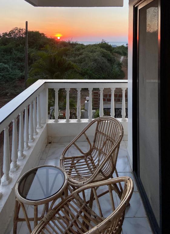 Балкон или терраса в SHANU'S SEASIDE INN - A Family-Run Guesthouse just 100 metres from Candolim Beach