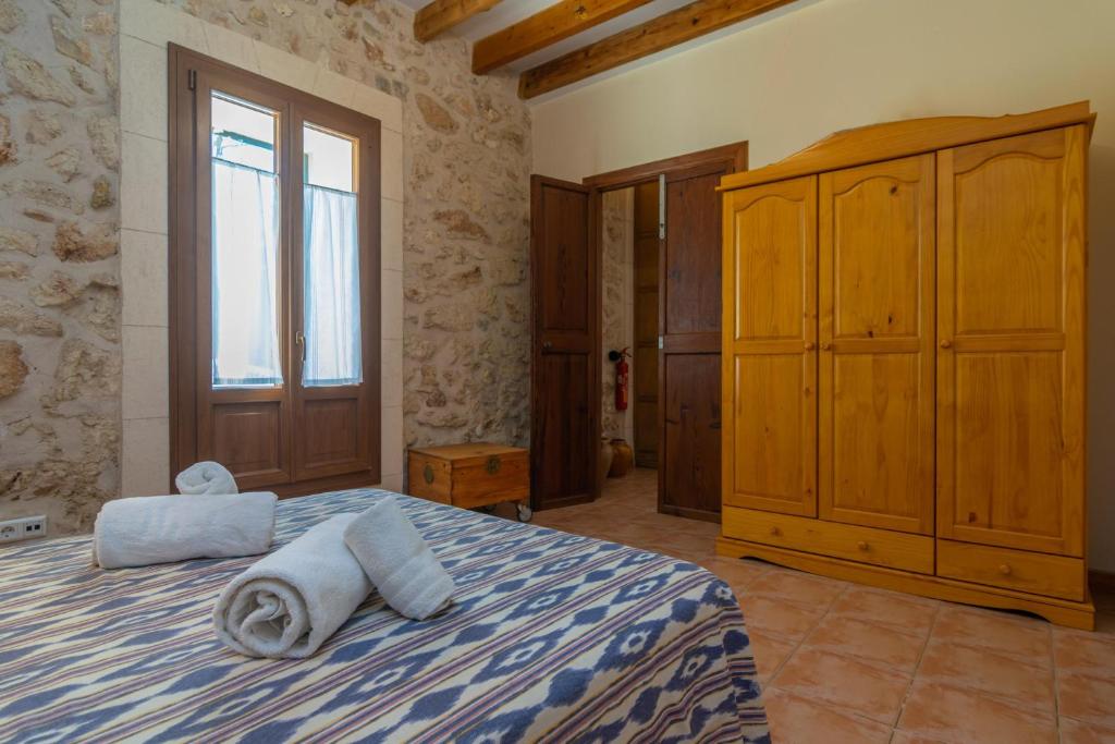 A bed or beds in a room at Es Molí Can Torres