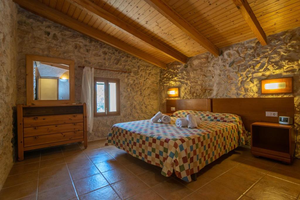 A bed or beds in a room at Es Molí Can Torres
