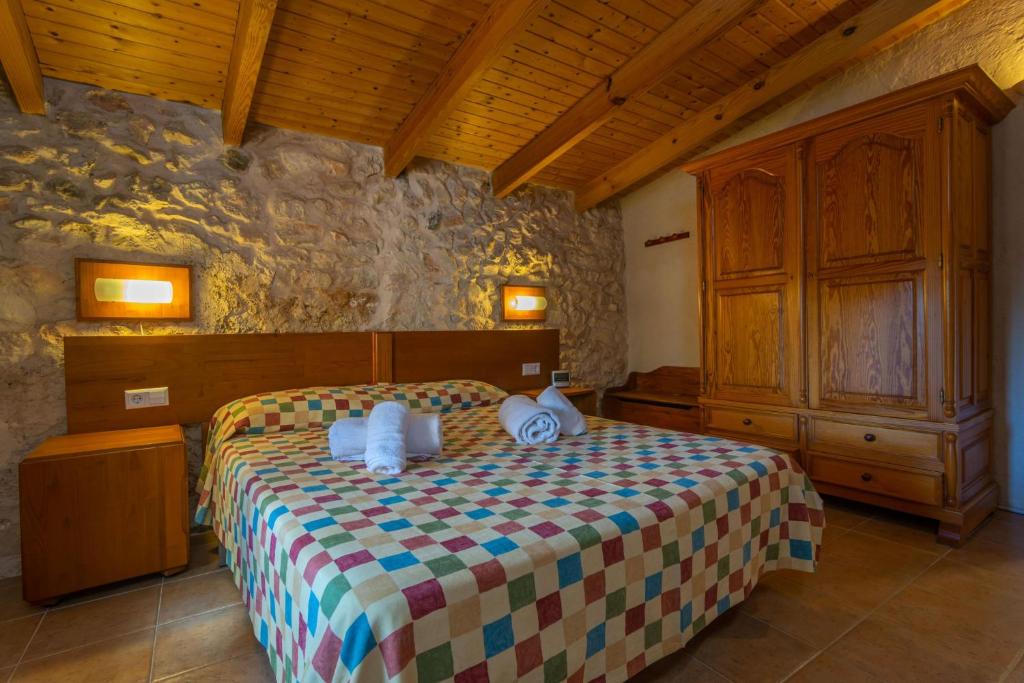 A bed or beds in a room at Es Molí Can Torres
