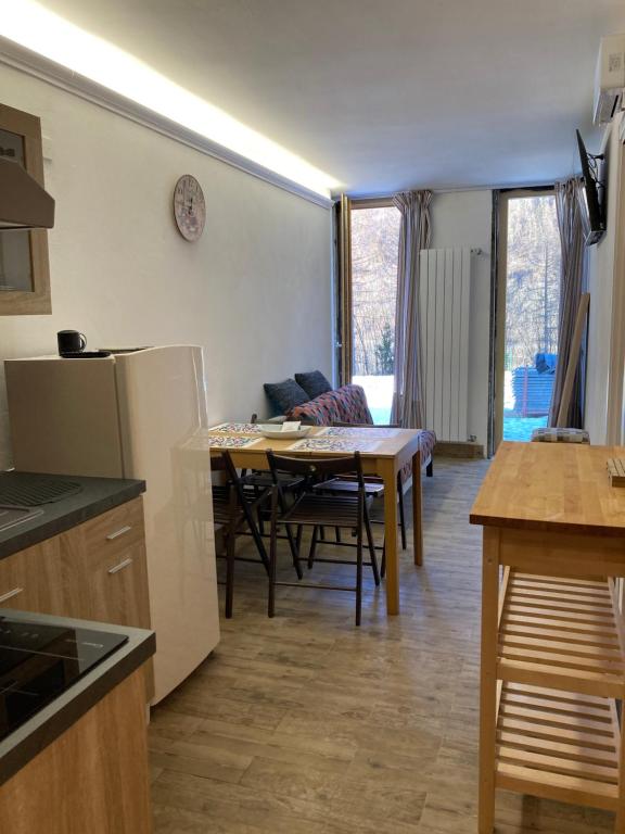 Kuchyň nebo kuchyňský kout v ubytování MariSole Apt Lago Rotondo