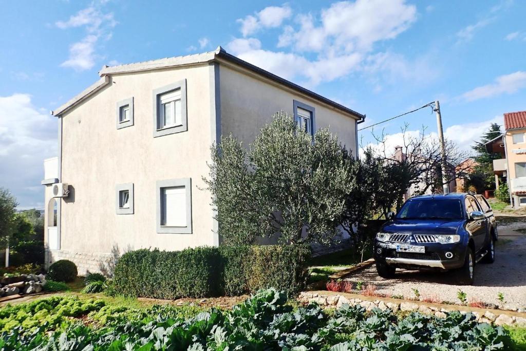 Vonkajšia záhrada v ubytovaní Apartment in Maslenica with Sea View
