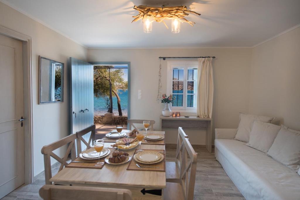 The Beach House-Valley of love في Episkopos: غرفة معيشة مع طاولة وأريكة