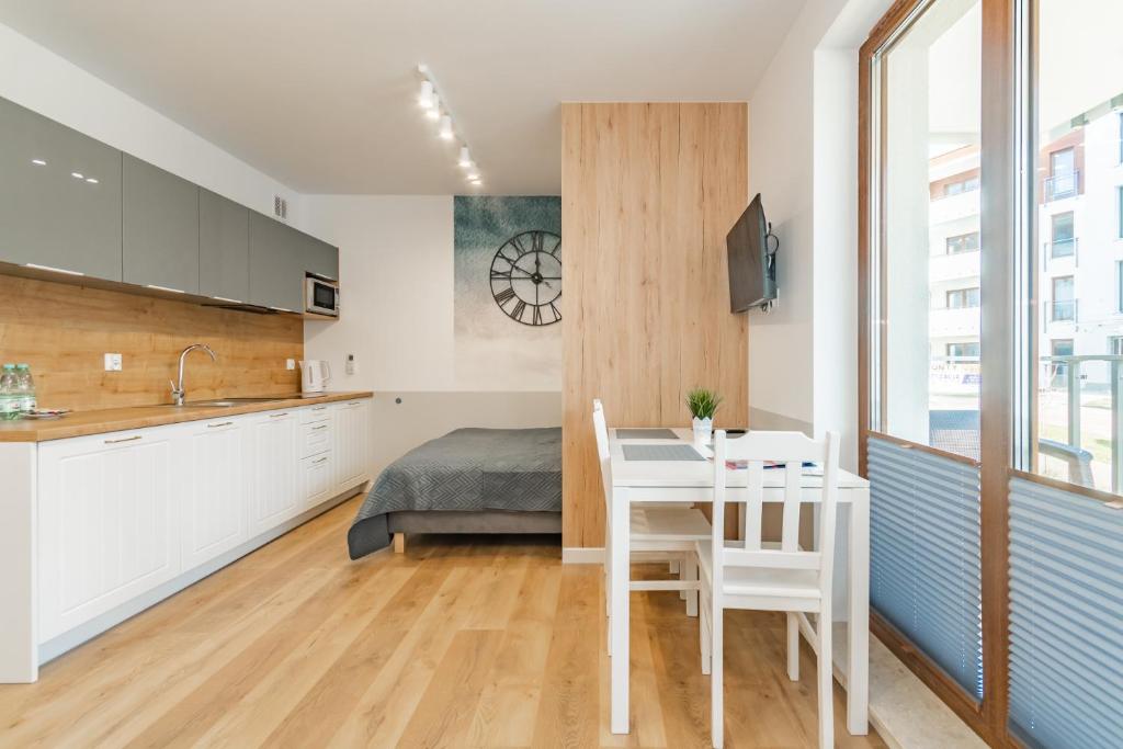 Kuchyň nebo kuchyňský kout v ubytování APARTAMENTY MIERZEJA - STEGNA PARK STUDIO, 500 m od plaży
