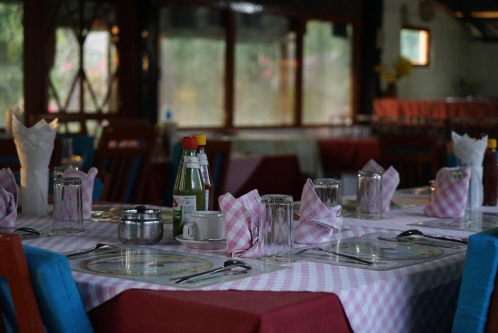 Restaurace v ubytování Forest Hideaway Resort Pvt Ltd