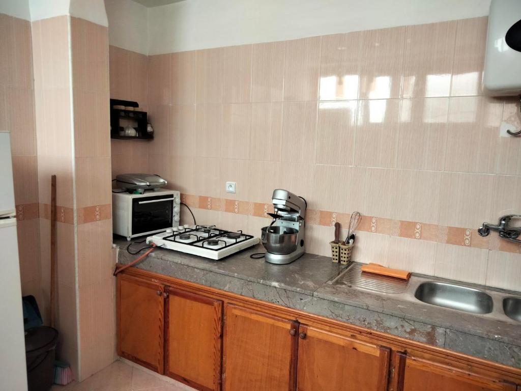 a kitchen with a counter top with a stove top at Appartement meublé bien situé à Agadir in Agadir