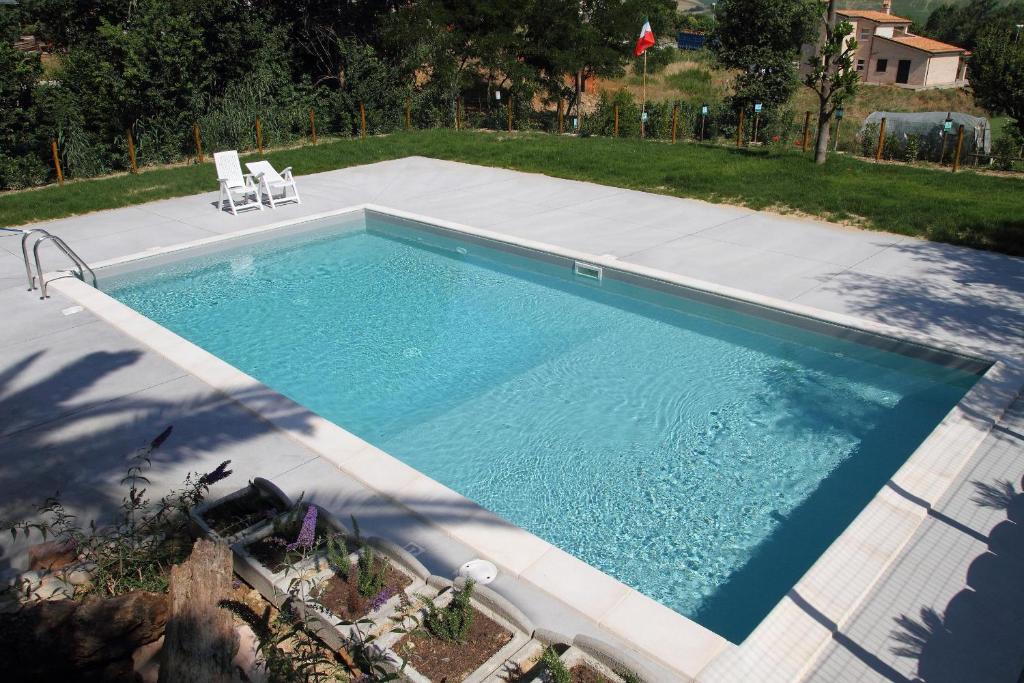 una gran piscina en un patio en Cluana Azienda Agrituristica, en SantʼElpidio a Mare