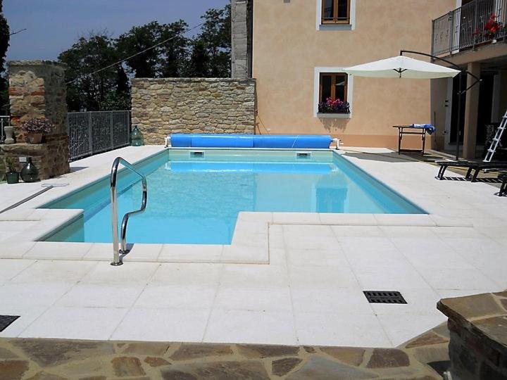 Montaldo BormidaにあるVilla Sutherland Piemonte with private poolの庭の青い水を使用した大型スイミングプール