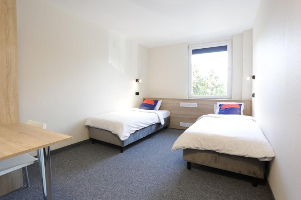 mały pokój z 2 łóżkami i oknem w obiekcie Hotel ROK w Krakowie