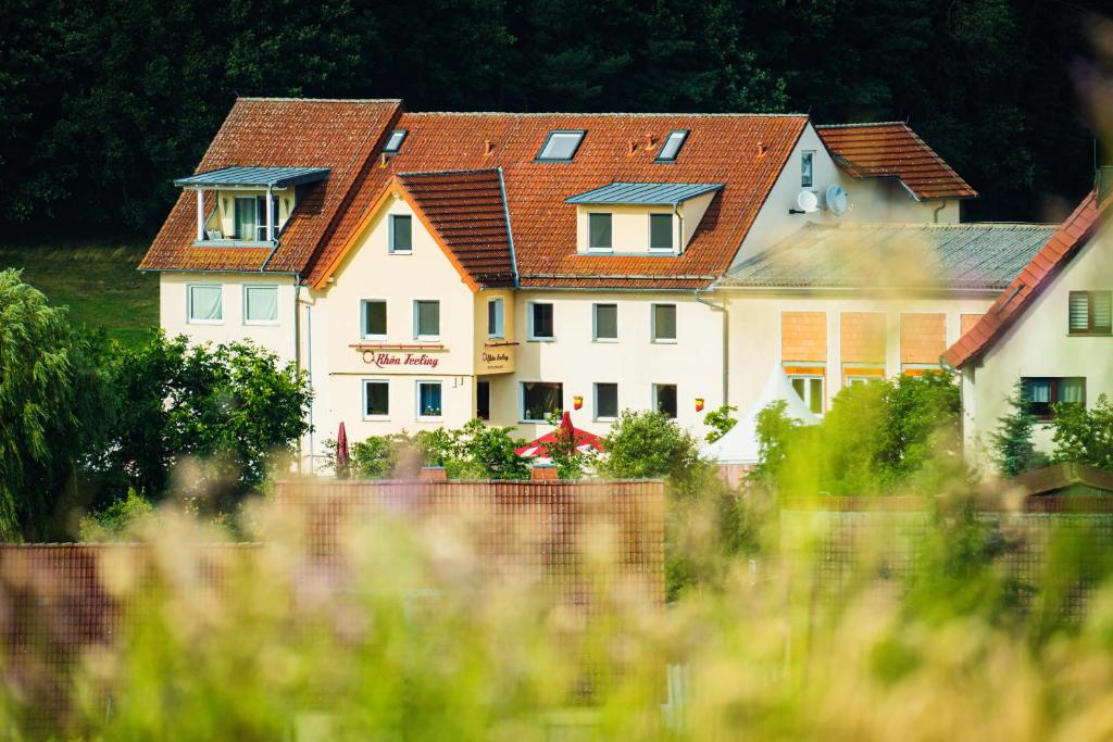 duży biały dom z czerwonym dachem w obiekcie Familienhotel "Rhön Feeling" w mieście Bernshausen