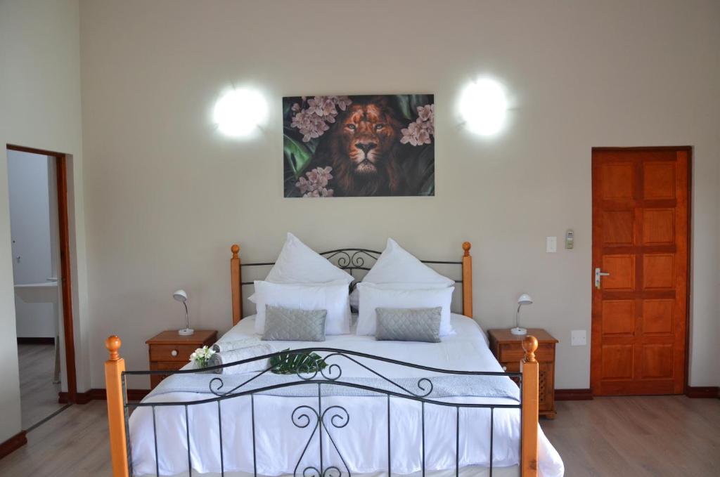 Postel nebo postele na pokoji v ubytování Muqurati Lodge - Dinokeng Game Reserve