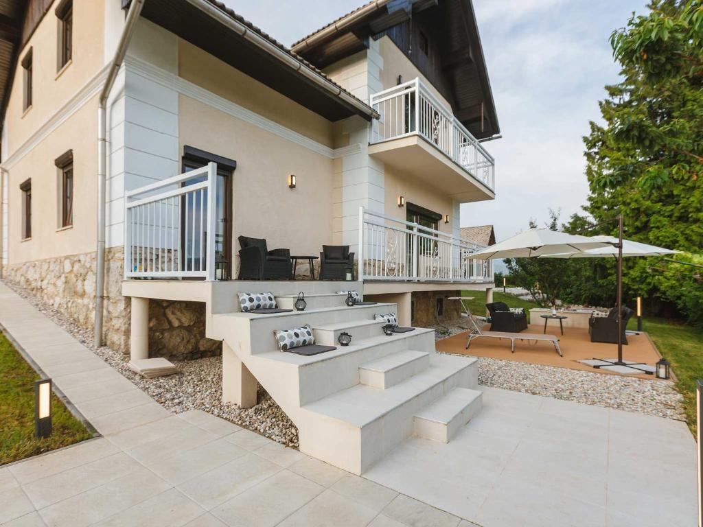una casa con balcón y patio en Villa M&J Bled, en Zgornje Gorje