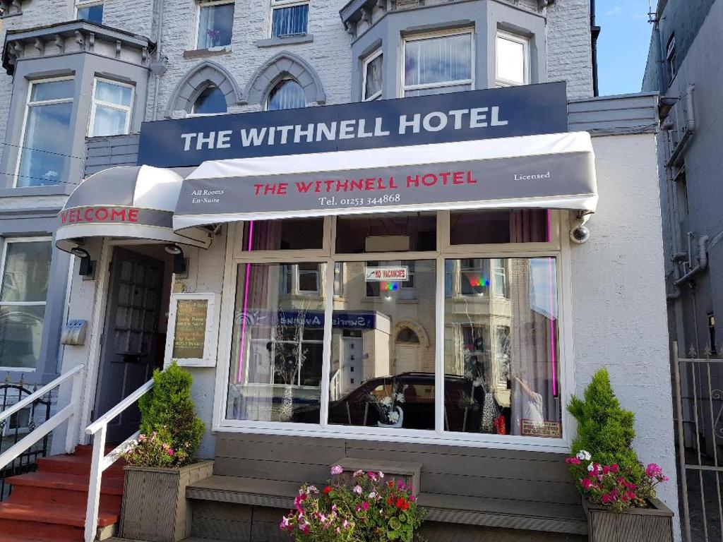 un edificio blanco con un cartel para un hotel en The Withnell Hotel, en Blackpool
