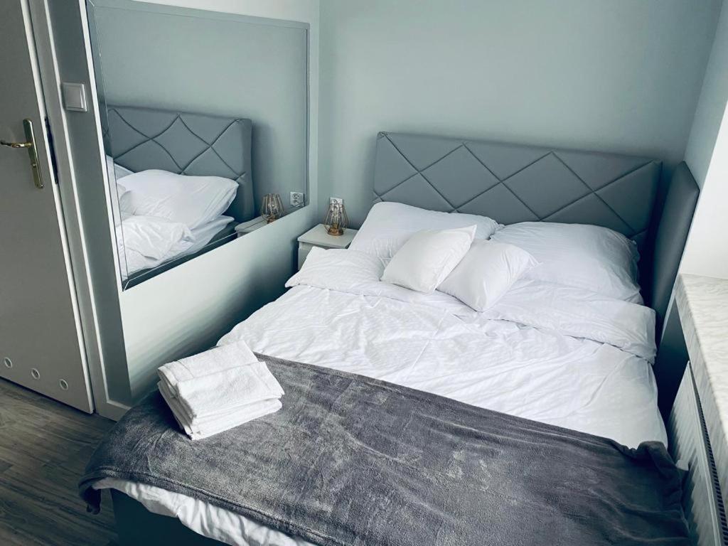 sypialnia z dużym łóżkiem z lustrem w obiekcie 2Lustra w mieście Białystok