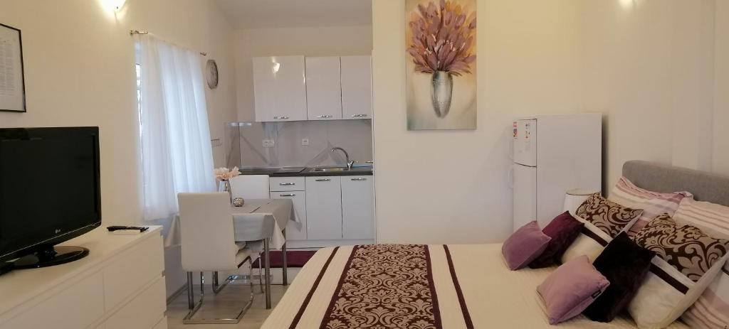 Kuchyňa alebo kuchynka v ubytovaní Beautyful sea view 6 luxury studio Danijela