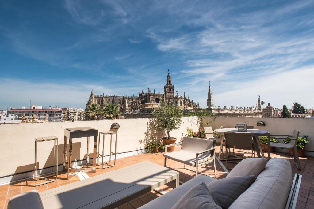 un patio en la azotea con vistas a un edificio en Puerta del Leon, en Sevilla