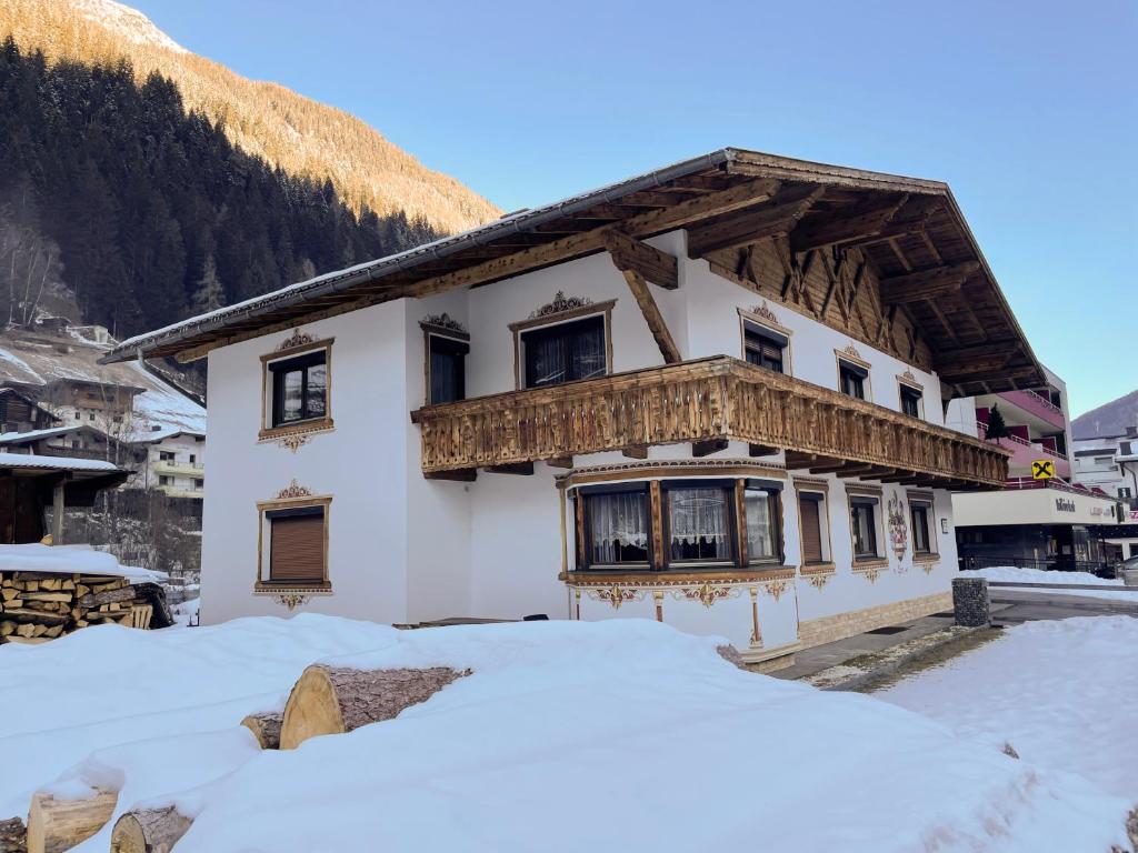 een chalet in de bergen in de sneeuw bij Landhaus Lenz in See