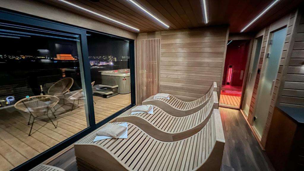 BOUTIQUE HOTEL11 with rooftop SPA - Resim 19