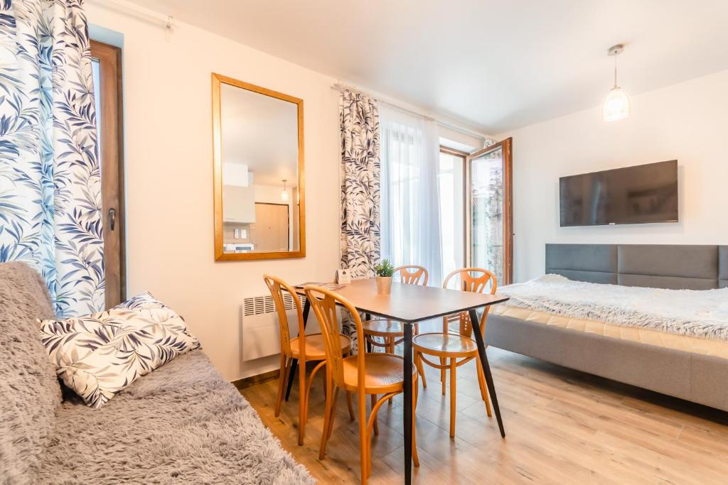 Postel nebo postele na pokoji v ubytování APARTAMENTY MIERZEJA - STEGNA PARK STUDIO, 500 m od plaży