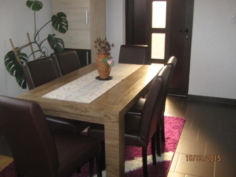 Fotografia z galérie ubytovania Apartment in Rakovica with balcony, air conditioning, Wi-Fi (601-2) v Rakovici